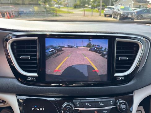 Used 2023 Chrysler Pacifica Touring-L FWD image 24