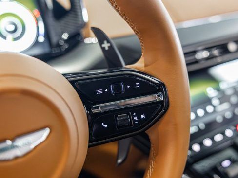 Used 2025 Aston Martin V8 Vantage Coupe RWD image 34