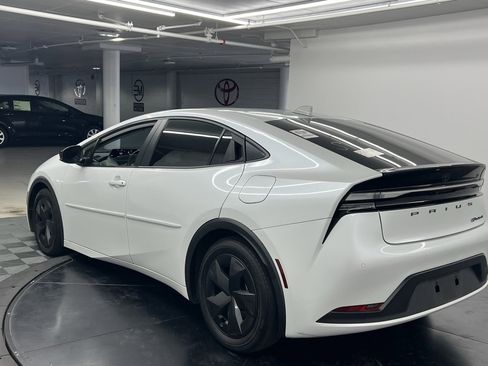 Used 2024 Toyota Prius Prime SE image 3