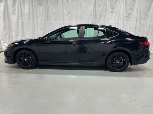 Used 2025 Toyota Camry SE image 4