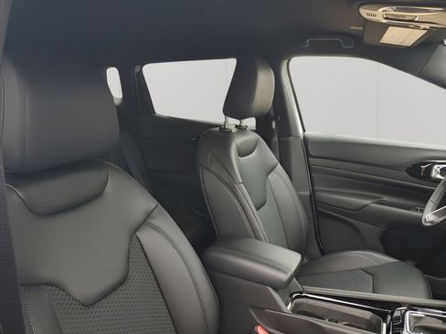 New 2026 Jeep Compass Latitude AWD/4WD image 18