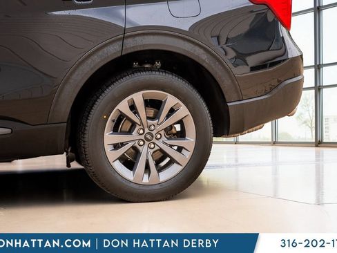 Used 2023 Ford Explorer XLT w/ Equipment Group 202A AWD/4WD image 29