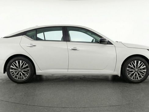 Used 2025 Nissan Altima 2.5 SV image 11
