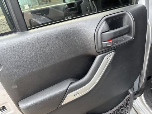 Used 2015 Jeep Wrangler Unlimited Sahara w/ Max Tow Package image 8