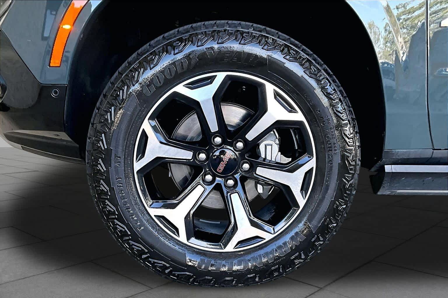 Used 2025 GMC Yukon XL AT4 w/ AT4 Premium Package AWD/4WD image 11