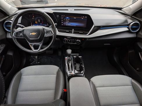 Used 2025 Chevrolet Trax LT w/ LT Convenience Package image 26