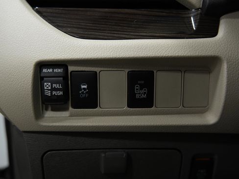 Used 2017 Toyota Sienna XLE image 28