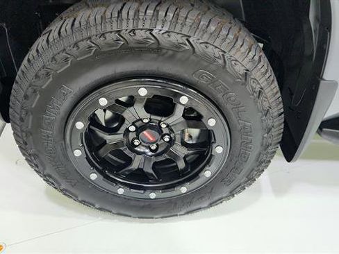 Used 2024 Nissan Frontier SV w/ Technology Package image 34