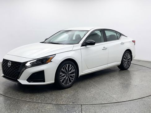 Used 2025 Nissan Altima 2.5 SV FWD image 3