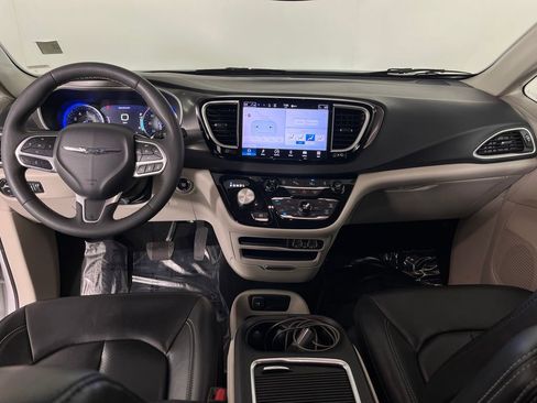 Used 2023 Chrysler Pacifica Touring-L FWD image 17