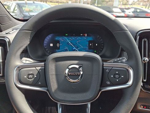 Used 2025 Volvo XC40 B5 Plus image 21