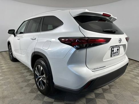 Used 2026 Toyota Highlander XLE AWD/4WD image 2
