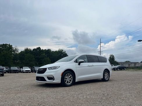 Used 2023 Chrysler Pacifica Touring-L FWD image 2