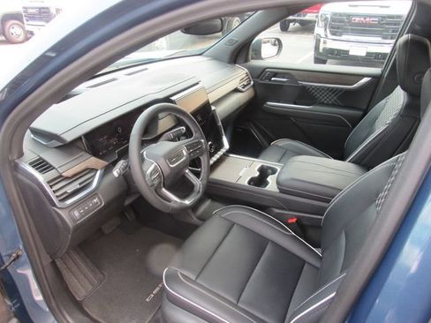 Used 2025 GMC Acadia Denali w/ LPO, All-Weather Package AWD/4WD image 10