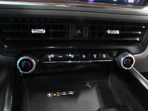 Used 2025 Chevrolet Suburban Z71 image 10