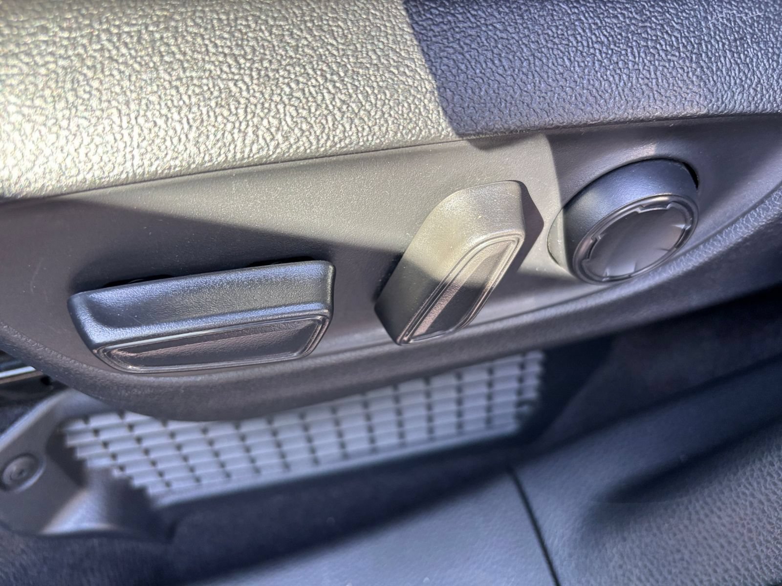 Used 2025 Toyota Sienna XLE FWD image 21