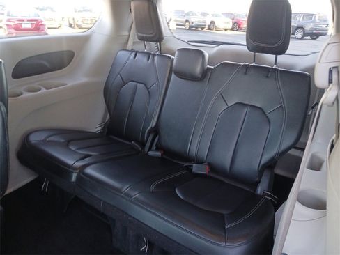 Used 2023 Chrysler Pacifica Touring-L image 28