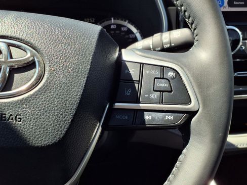 Used 2023 Toyota Highlander XLE FWD image 17