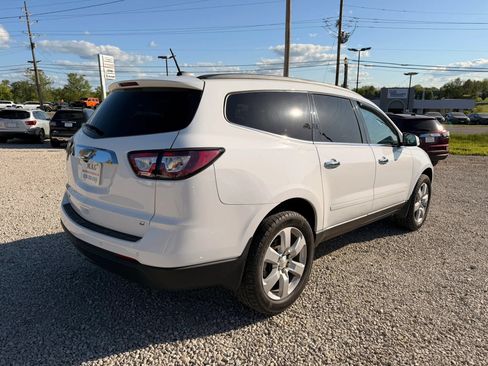 Used 2017 Chevrolet Traverse LT w/ Style and Technology Package FWD image 5