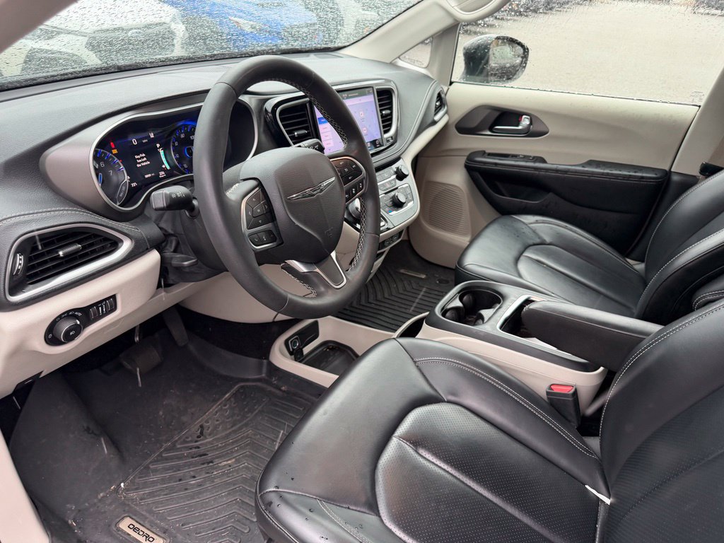 Used 2023 Chrysler Pacifica Touring-L AWD/4WD image 22