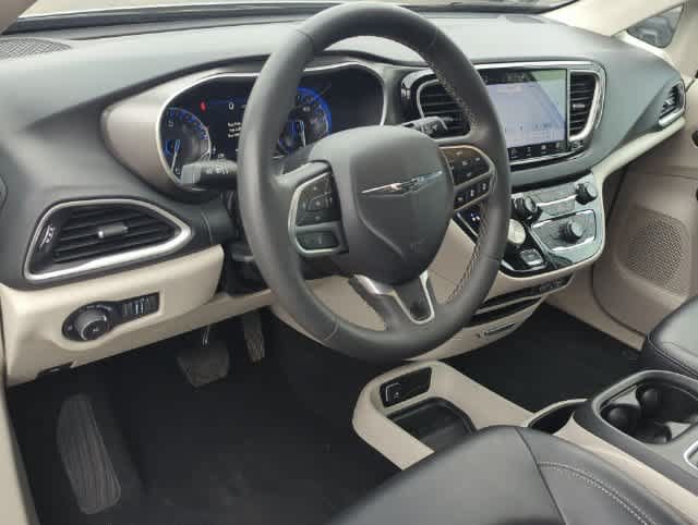 Certified 2024 Chrysler Pacifica Touring-L FWD image 10