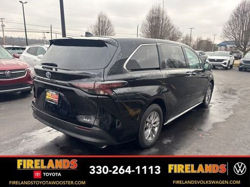 Used 2025 Toyota Sienna XLE image 5