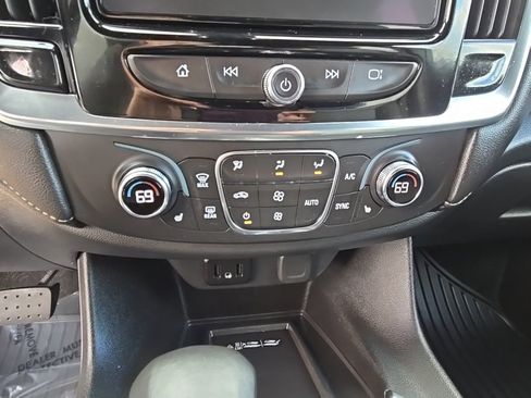 Used 2023 Chevrolet Traverse LT w/ Rear Camera Mirror Package image 32