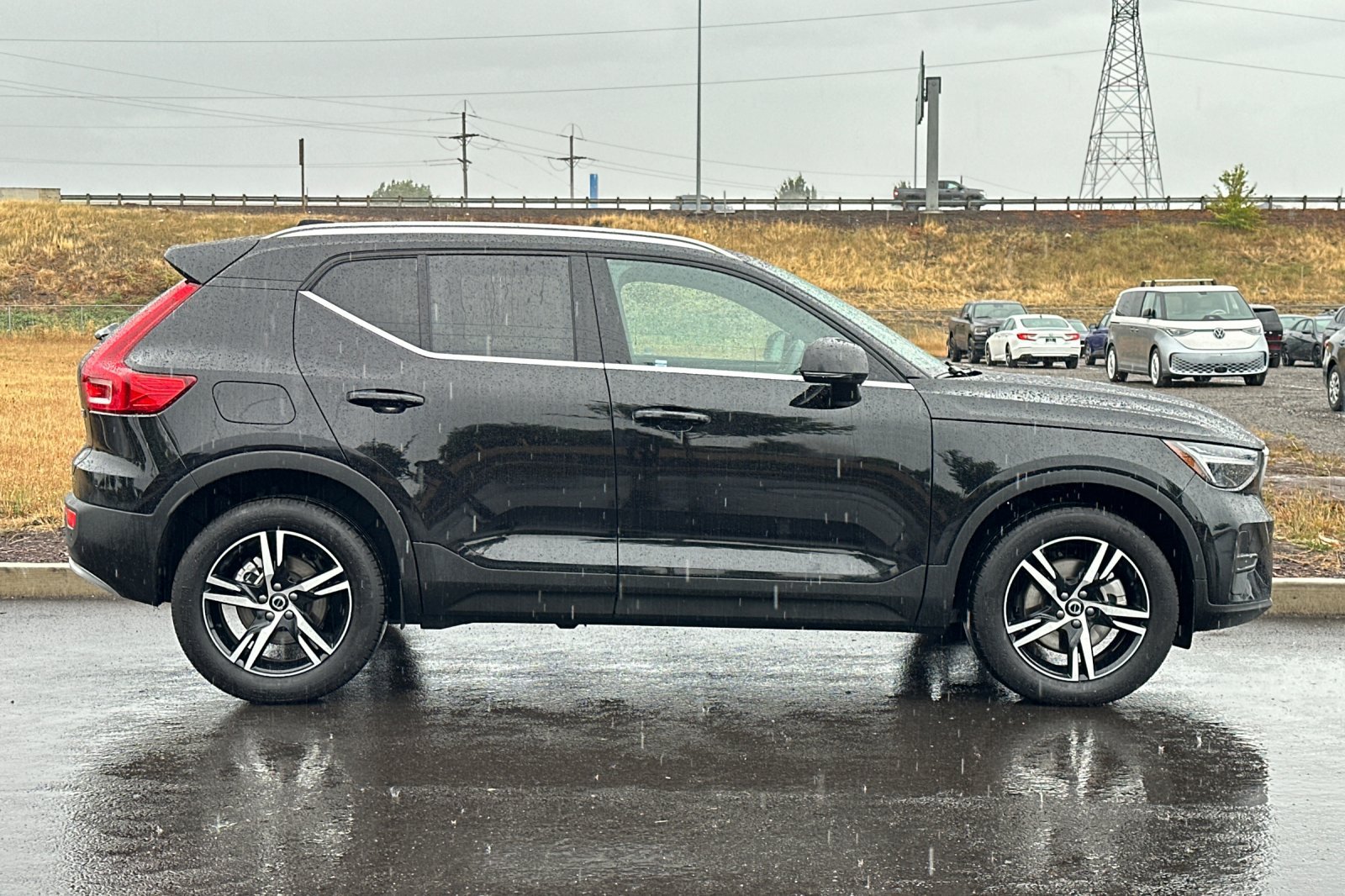 Used 2025 Volvo XC40 B5 Core AWD/4WD image 2