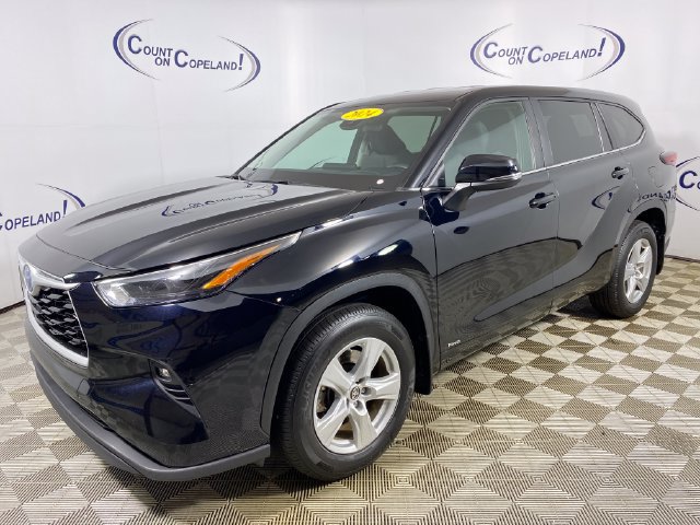 Used 2024 Toyota Highlander LE AWD/4WD image 3