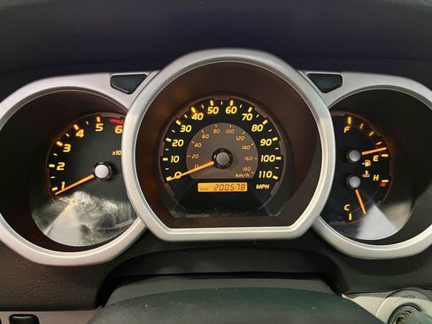 Used 2004 Toyota 4Runner SR5 AWD/4WD image 9