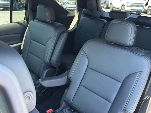 Used 2025 Chevrolet Traverse LT FWD image 32