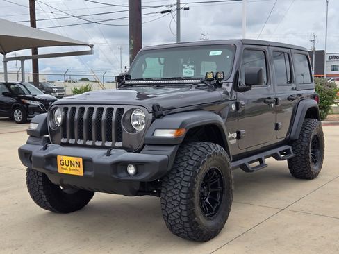 Used 2018 Jeep Wrangler Unlimited Sport S AWD/4WD image 3
