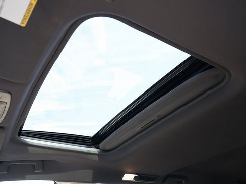 Used 2024 Toyota Sienna XLE image 3