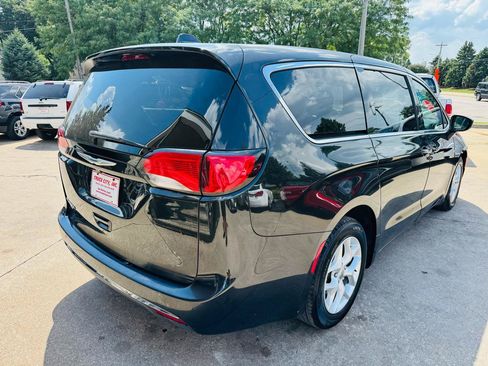 Used 2017 Chrysler Pacifica Touring Plus w/ Tire & Wheel Group FWD image 3