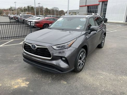 Used 2022 Toyota Highlander XLE image 1