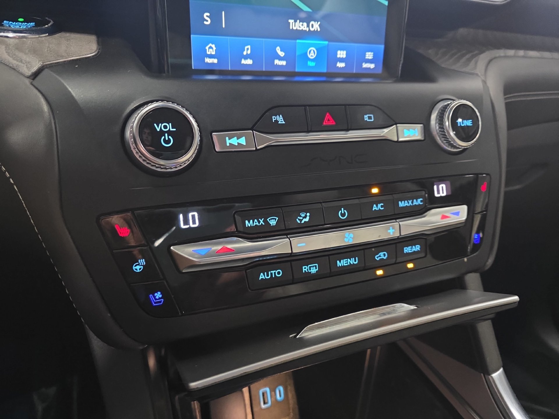 Used 2020 Ford Explorer Platinum w/ Premium Technology Package AWD/4WD image 24