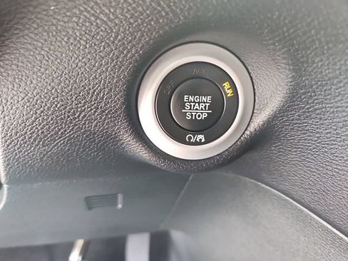 Used 2025 Chrysler Pacifica Select FWD image 16
