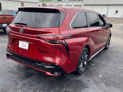 Used 2022 Toyota Sienna XSE FWD image 16