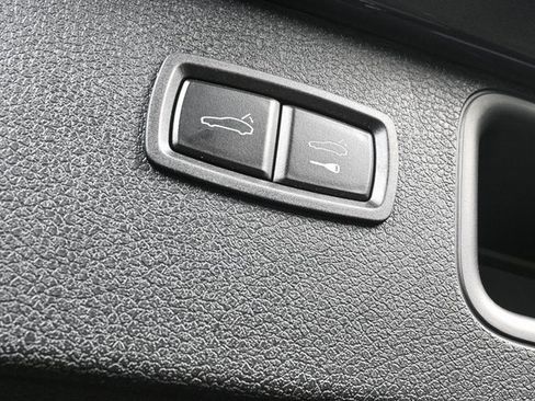 Certified 2025 Porsche Macan AWD image 33