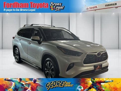 Used 2022 Toyota Highlander XLE AWD/4WD image 1