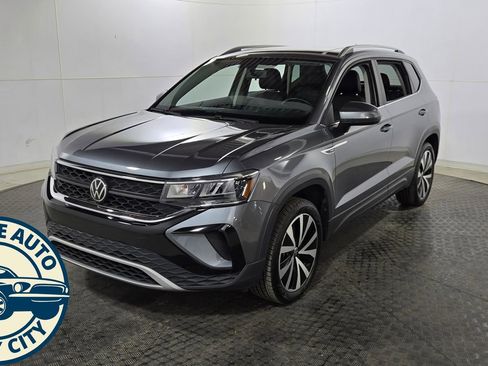 Used 2022 Volkswagen Taos SE FWD image 3