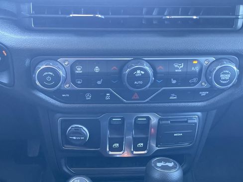 Used 2025 Jeep Wrangler Sport AWD/4WD image 18