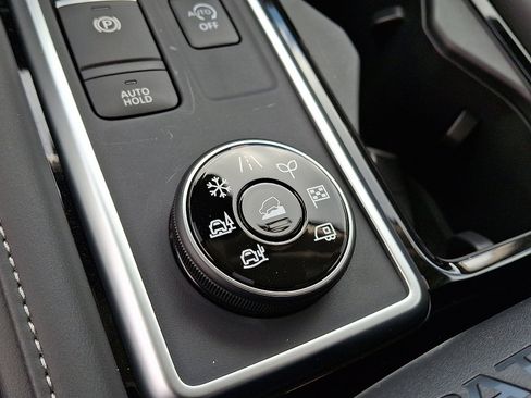 New 2025 Nissan Pathfinder SL image 15