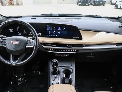 Used 2024 Cadillac XT4 Luxury w/ Cold Weather Package FWD image 12