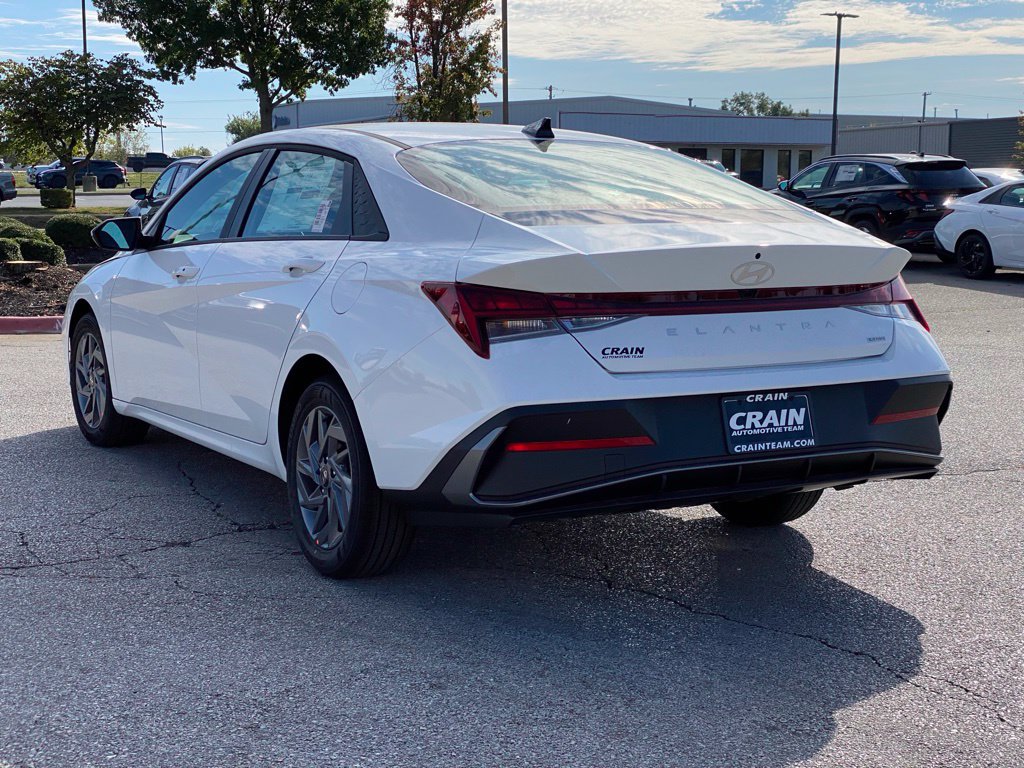 New 2026 Hyundai Elantra Hybrid FWD image 5