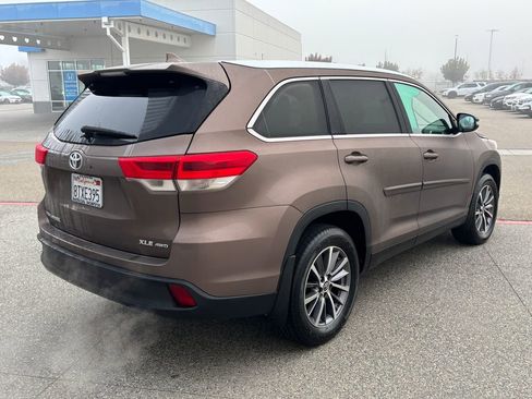 Used 2019 Toyota Highlander XLE image 5