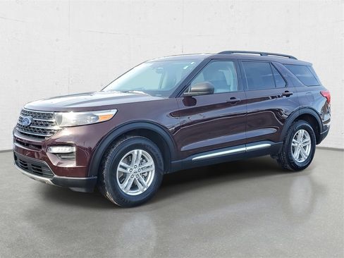 Used 2022 Ford Explorer XLT w/ Equipment Group 202A image 4