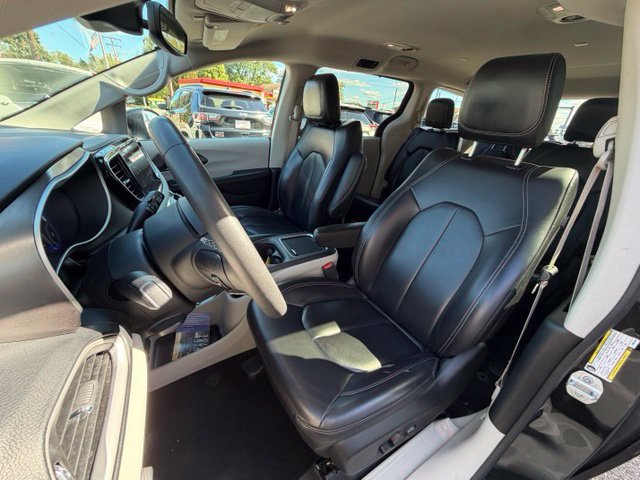 Used 2023 Chrysler Pacifica Touring-L FWD image 10