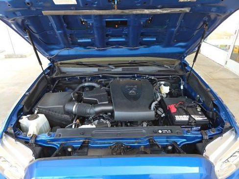 Used 2017 Toyota Tacoma TRD Sport AWD/4WD image 75