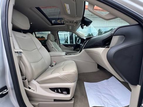 Used 2020 Cadillac Escalade Luxury w/ LPO, Radiant Package AWD/4WD image 12